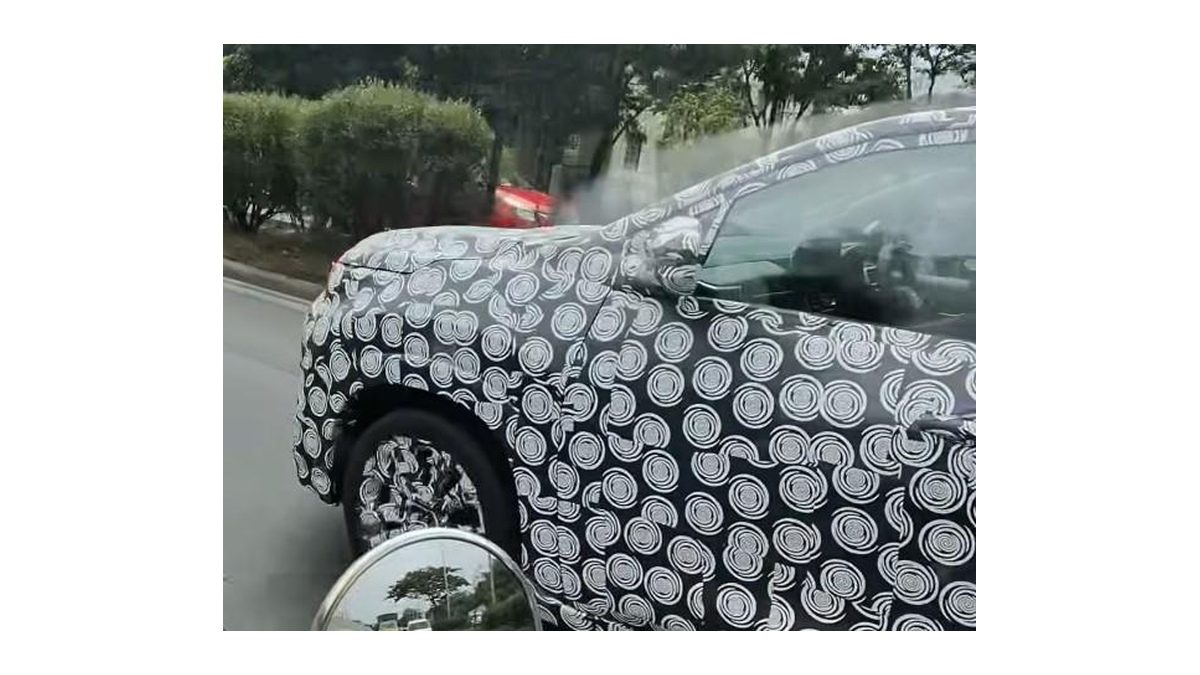 Toyota Innova Hycross Facelift Interior Spied, Bigger Touchscreen And Feature Upgrades Expected